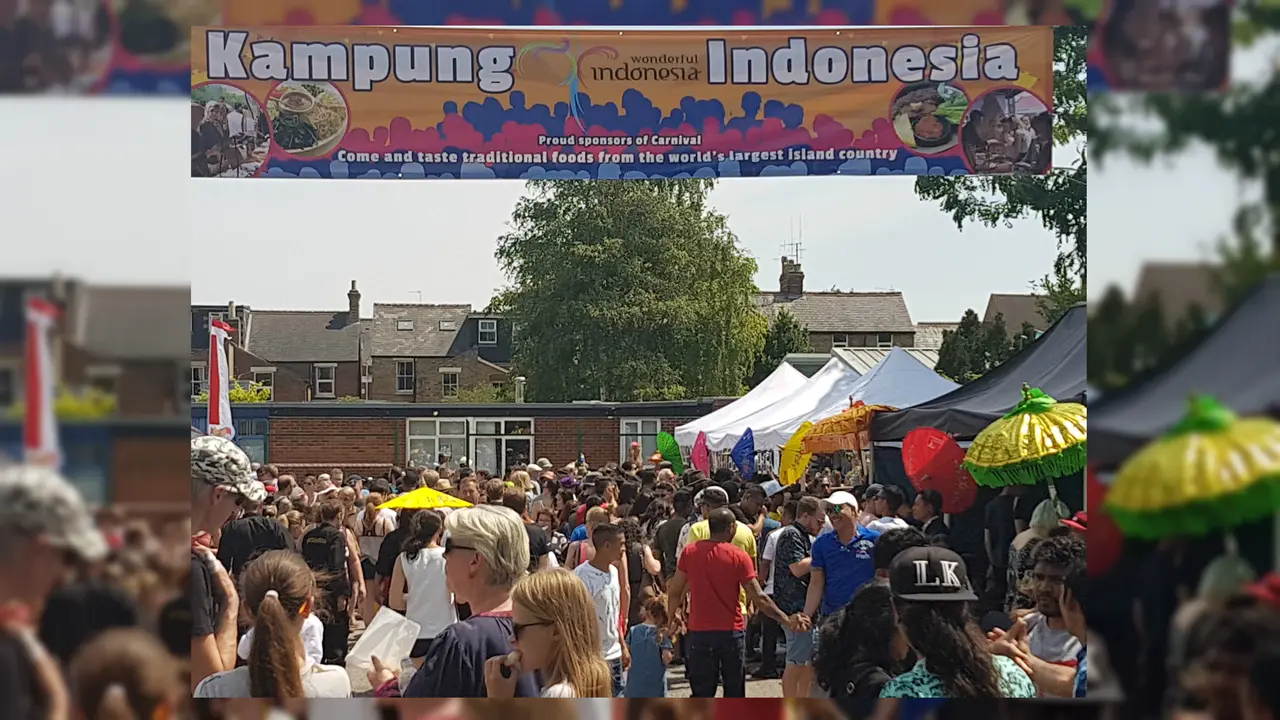 Suasana dan kerumunan pengunjung pada pameran "Kampung Indonesia" dalam Cowley Road Festival 2018 di Oxford (1/7) (sumber: KBRI London)