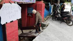 Seseorang berjalan masuk melintasi jalan darurat yang dibuat pihak sekolah di SDN Pondok Cina 1, Depok, Jawa Barat, Rabu (9/11/2022). Pembangunan trotoar Jalan Margonda Raya yang tidak membuat jalan darurat untuk siswa tersebut menghalangi pintu masuk SDN Pondok Cina 1 serta membahayakan siswa. (Liputan6.com/Herman Zakharia)