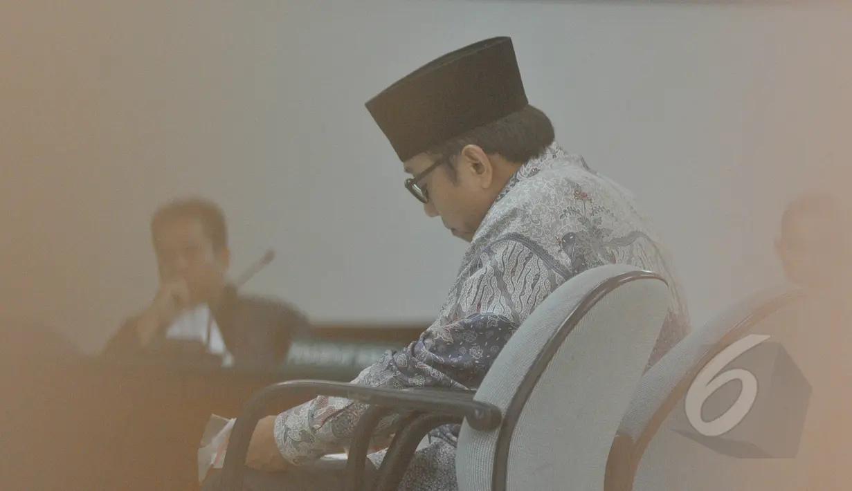 Mantan Sekjen ESDM, Waryono Karno menjalani sidang dengan agenda tanggapan jaksa penuntut umum (JPU) KPK atas nota keberatan atau eksepsi terdakwa di Pengadilan Tipikor, Jakarta, Senin (18/5/2015). (Liputan6.com/Herman Zakharia)