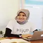 Perempuan berumur 30 tahun ini memberanikan diri meninggalkan pekerjaan terdahulu untuk membangun situs jual beli online busana muslimah.