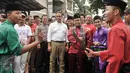 Cagub DKI Jakarta, Anies Baswedan disambut jawara palang pintu saat mengunjungi kawasan Menteng Dalam, Jakarta, Kamis (2/2). (Liputan6.com/Yoppy Renato)