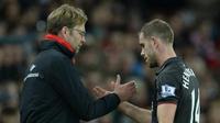 Manajer Liverpool, Jurgen Klopp (kiri), dan kapten Jordan Henderson (kanan). (AFP/Oli Scarff)