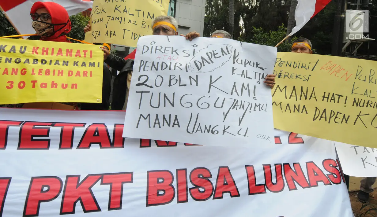 Karyawan pensiunan PT Pupuk Kaltim membawa sejumlah spanduk bertuliskan tuntutan saat menggelar unjuk rasa di depan Kantor KPW Pupuk Kalitim di Jakarta, Selasa (31/7). (Merdeka.com/Dwi Narwoko)