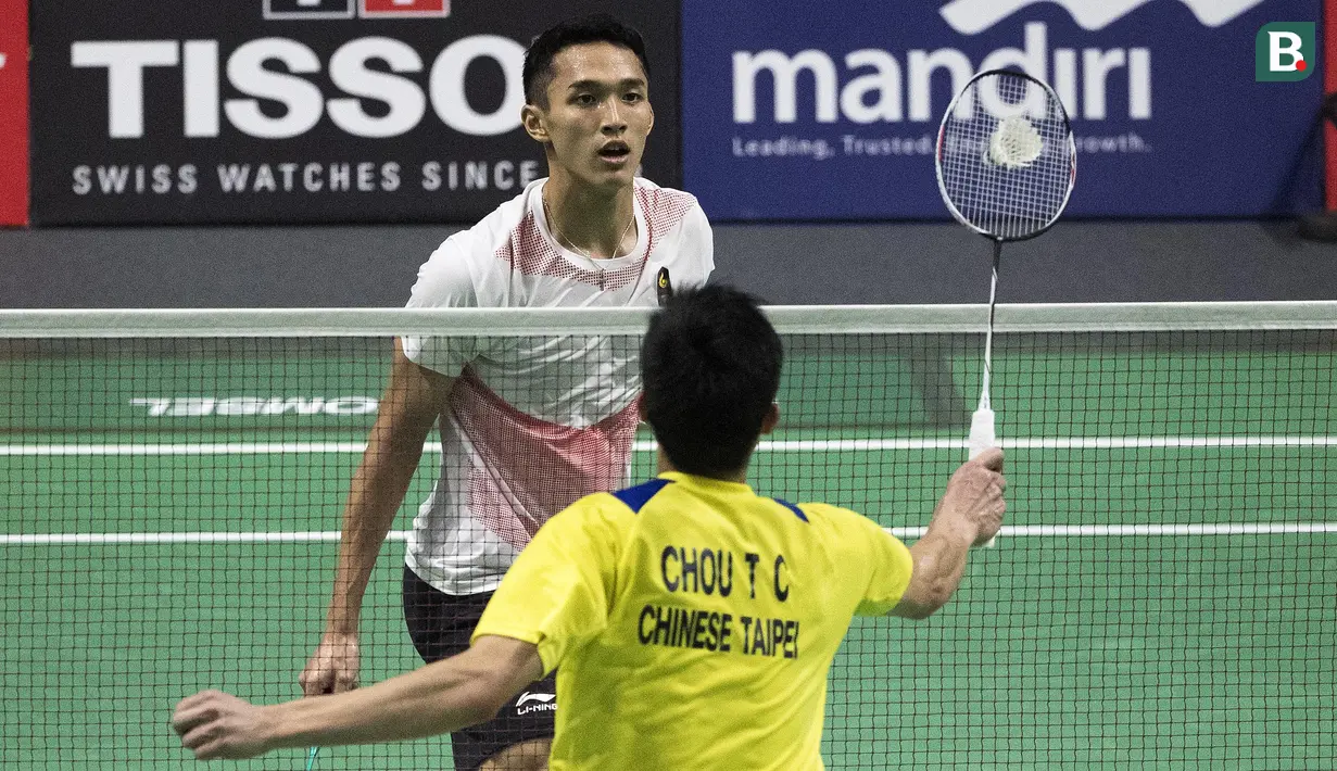 Pebulutangkis Indonesia, Jonatan Christie, saat melawan wakil China Taipei, Chou Tien Chen, pada final tunggal putra bulutangkis di Istora Senayan, Selasa (28/8/2018). (Bola.com/Peksi Cahyo)