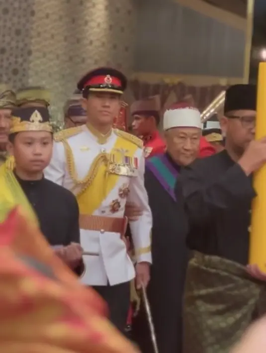 Saat memasuki Istana Nurul Iman untuk acara resepsi pernikahannya bersama Anisha Rosnah, Pangeran Mateen pun didampingi para tetua. Di depan barisan terdapat seorang pria membawa lilin besar kuning seperti saat akad nikah. [@missnoorcahaya]