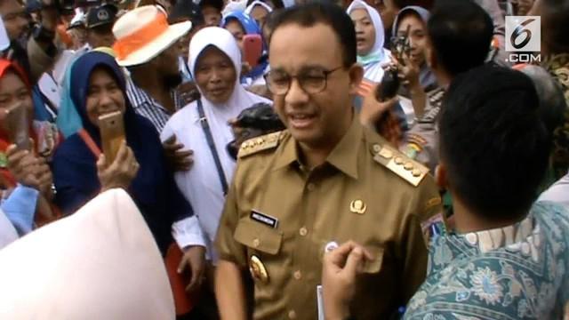 Puluhan warga yang tergabung dalam Aliansi Warga Miskin Jakarta, menggelar aksi unjuk rasa di depan Balai Kota Jakarta. Mereka menuntut agar Anies Baswedan tetap menjadi gubernur selama lima tahun ke depan.