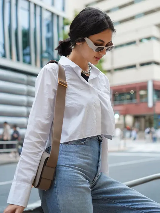 Gayanya semakin kece dengan aksesori kacamata hitam dan sneakers putih. [Foto: IG/paula_verhoeven].