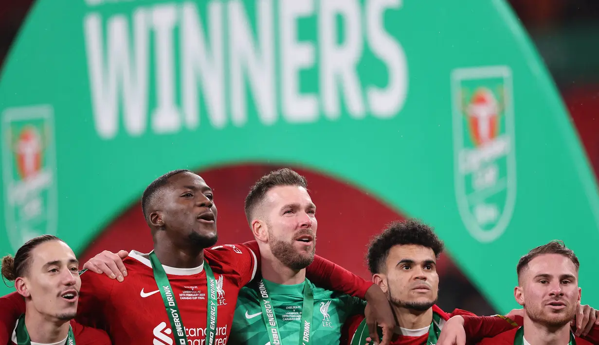 Kiper Liverpool, Caoimhin Kelleher (tengah) merayakan kemenangan bersama rekannya setelah laga final Carabao Cup 2023/2024 melawan Chelsea di Stadion Wembley, Inggris, Minggu (25/02/2024). Pertandingan dimenangkan The Reds melalui gol semata wayang Virgil Van Dijk. (AFP/Adrian Dennis)