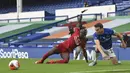 PemainEverton Seamus Coleman (kanan) berebut bola dengan pemain Liverpool Sadio Mane pada lanjutan Liga Primer Inggris di Goodison Park, Liverpool, Inggris, Minggu (21/6/2020). Pertandingan berakhir dengan skor 0-0. (Peter Powell/Pool via AP)