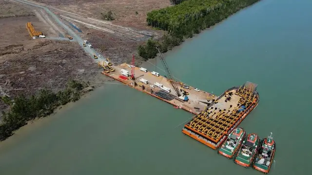 Pengerjaan proyek cetak sawah satu juta hektar di Merauke, Papua Selatan terus berlanjut. Pesanan alat berat Haji Andi Syamsuddin Arsyad alias Haji Isam dari Cina terus berdatangan.