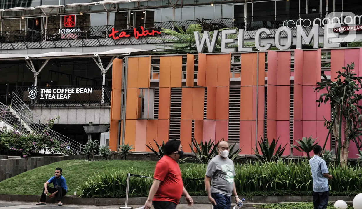 Warga saat melintas di depan pusat perbelanjaan dan restoran cepat saji di Jalan Jenderal Soedirman, Jakarta, Minggu (11/10/2020). Dalam PSBB Transisi, Pemprov DKI Jakarta memberikan kelonggaran bagi restoran atau rumah makan dengan memperbolehkan makan di tempat. (merdeka.com/Iqbal S. Nugroho)
