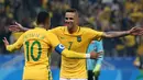 Pemain Brasil, Luan (kanan) merayakan gol bersama Neymar di laga Perempat Final Sepakbola Olimpiade Rio 2016 melawan Kolombia, Sabtu (13/8). Kemenangan ini mengatarkan Brasil ke babak Semifinal. (REUTERS / Paulo Whitaker)