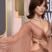 Jenna Ortega di Tiffany & Co. kalung dan cincin berlian berlapis [@jennaortega].