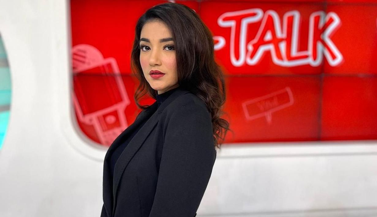Tampil dengan setelan formal berwarna hitam, penampilan Tsania Marwa satu ini tak lepas dari perhatian netizen. Melalui akun Instagram, wanita kelahiran 5 April 1991 ini kerap mengunggah berbagai gaya OOTDnya. (Liputan6.com/IG/@tsaniamarwa54)