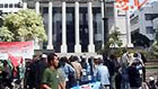 Dua Kelompok Massa Datangi Gedung MK