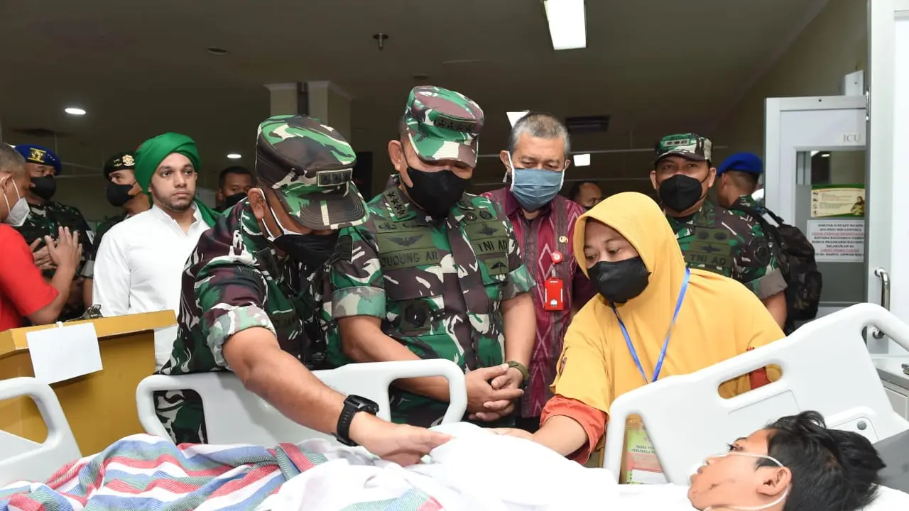 Kepala Staf Angkatan Darat (KSAD) Jenderal TNI Dudung Abdurrachman mengunjungi korban yang dirawat di RSUD dr. Syaiful Anwar Malang, termasuk juga keluarga korban yang meninggal dunia akibat tragedi Kanjuruhan Malang, Jawa Timur.