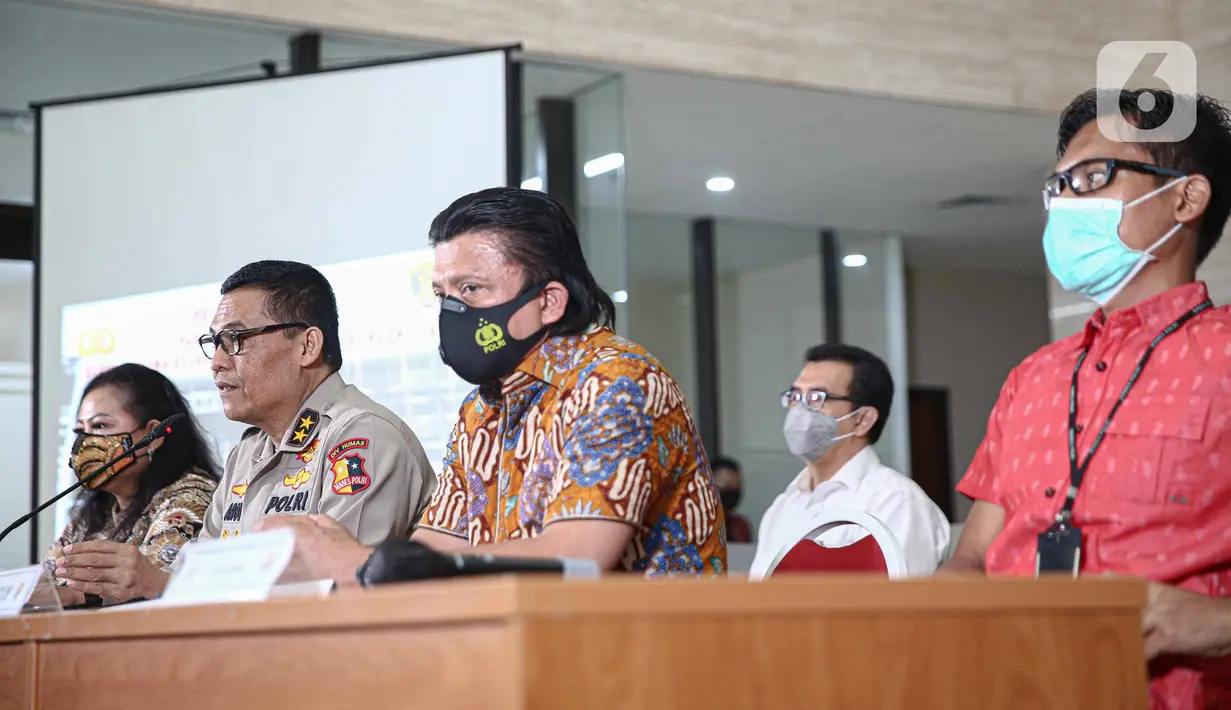 Direktur Tindak Pidana Umum Bareskrim Polri Brigjen Pol Ferdy Sambo bersama Kadiv Humas Polri Irjen Argo Yuwono memberikan keterangan dalam rilis Kasus Kebakaran Kejagung di Bareskrim Mabes Polri, Jakarta, Jumat (13/11/2020).  (Liputan6.com/Faizal Fanani)
