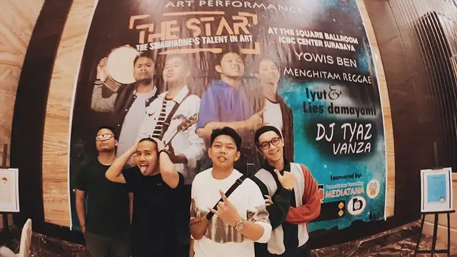 7 Potret Joshua Suherman Bersama Grup Musiknya Yowis Ben