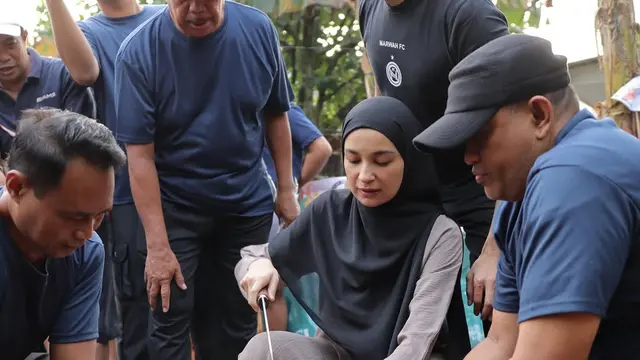 Tampil Syar’i dan Anggun, Ini Gaya Shireen Sungkar Saat Sembelih Hewan Kurban Sendiri