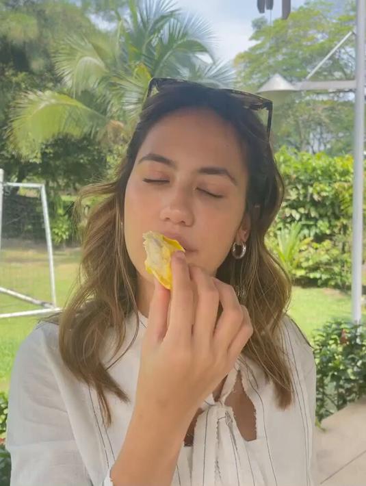 Pevita Pearce saat menikmati buah durian dengan mata tertutup. Artis keturunan Inggris ini mencoba durian untuk pertama kalinya, tulis Pevita Pearce di caption Instagram miliknya. (Instagram/pevpearce)