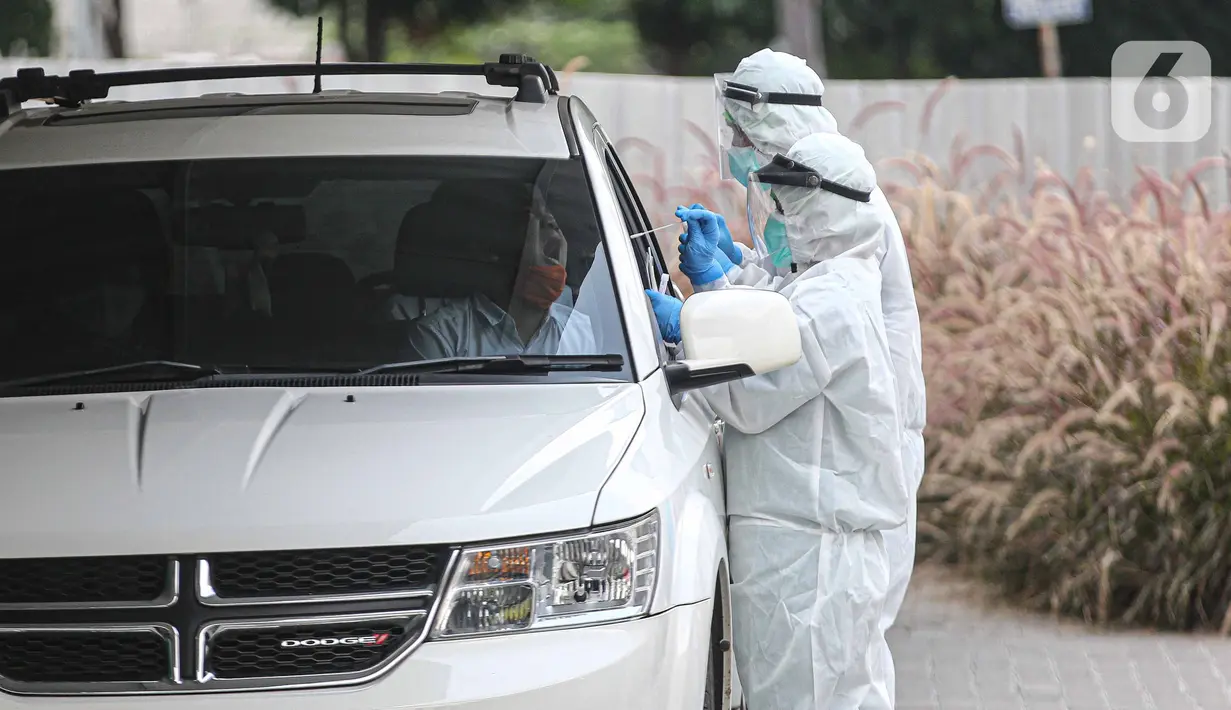 Warga menjalani tes usap (swab test) drive-thru di GSI Lab (Genomik Solidaritas Indonesia Laboratorium), Cilandak, Senin (19/10/2020). Dalam Raperda Penanggulangan Covid-19 akan mengatur sanksi Rp 5 juta bagi warga Jakarta yang menolak menjalani tes usap dan tes cepat. (Liputan6.com/Faizal Fanani)