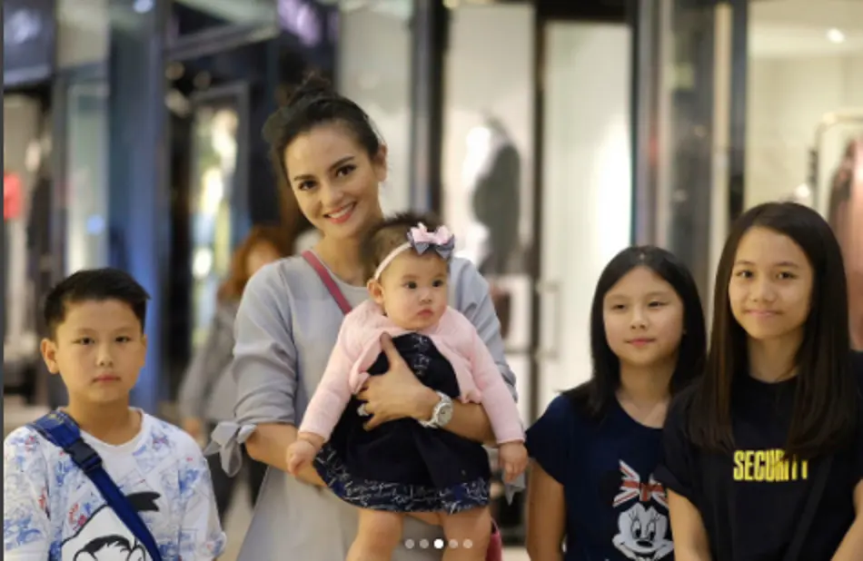Kebersamaan Ririn Ekawati dengan anak-anak almarhum suaminya. (Instagram/ririnekawati)