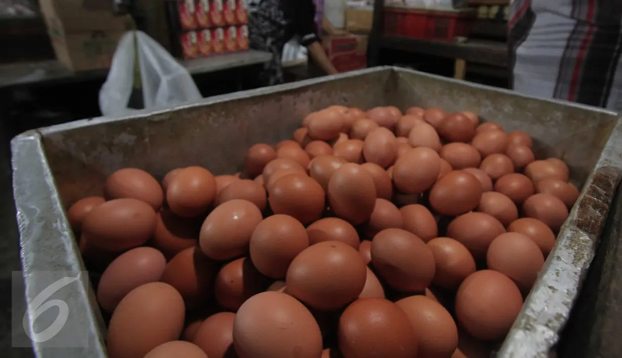 Telur ayam mengalami kenaikan yang sangat tinggi dibanding bulan-bulan sebelumnya, Pasar Senen, Jakarta, Senin (28/12/2015) Jelang akhir tahun harga Sembako di pasar tradisional rata-rata mengalami kenaikan hingga 20%. (Liputan6.com/Angga Yuniar)