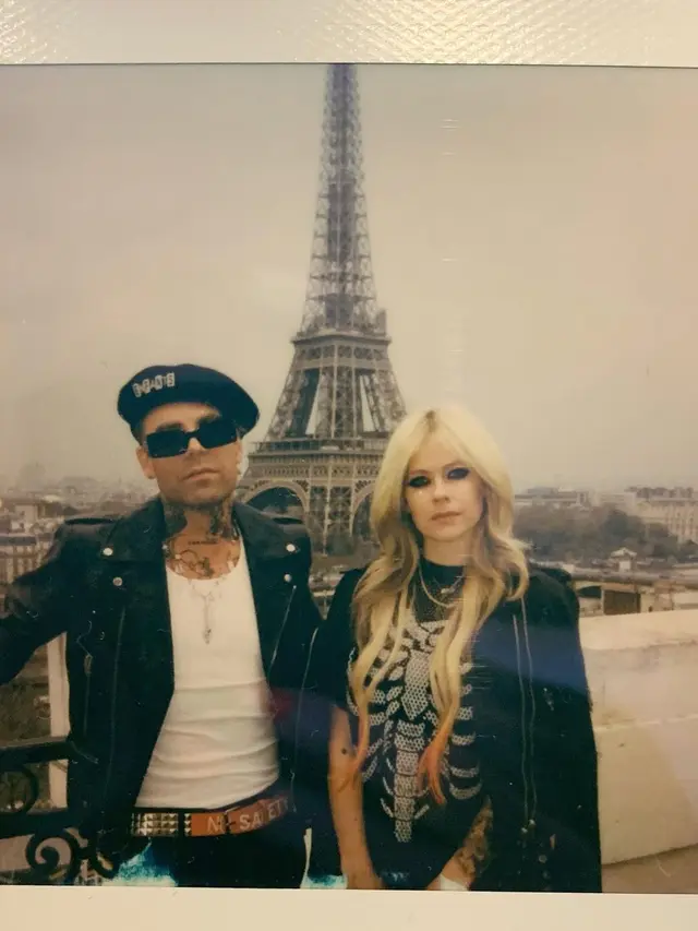 Mod Sun melamar Avril Lavigne di Paris, berlatar Menara Eiffel. (Instagram/ modsun)