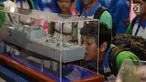 Pelajar melihat miniatur kapal di Bekraf Habibie Festival 2017, Jakarta, Senin (7/8). Pameran berlangsung dari tanggal 7 -13 Agustus menampilkan teknologi inovasi lebih dari 100 perusahaan dan komunitas bidang IPTEK. (Liputan6.com/Faizal Fanani)