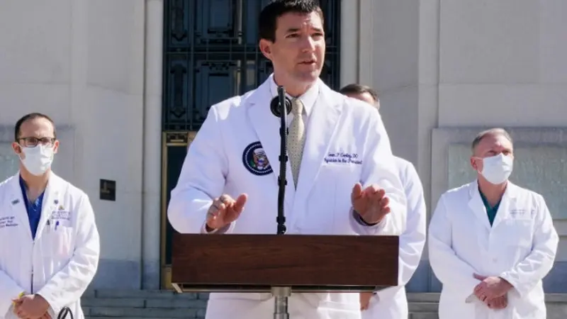 Dr Sean Conley, dokter Presiden Donald Trump, memberi pengarahan ke wartawan di Pusat Medis Militer Nasional Walter Reed. (Jacquelyn Martin/AP)