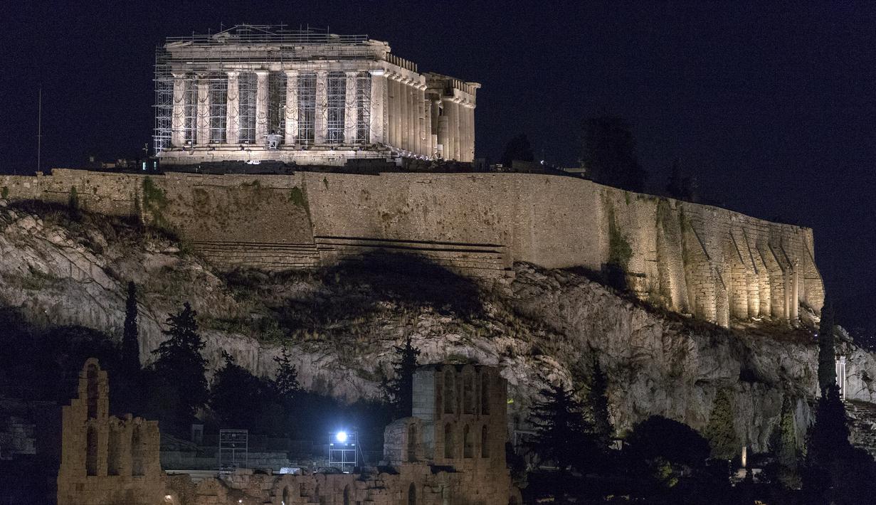 Acropolis dan Parthenon terlihat diterangi dengan sistem pencahayaan baru di Athena, Yunani (30/9/2020). Sistem pencahayaan baru di Acropolis dan Parthenon tersebut, yang menggunakan perlengkapan pencahayaan LED berdaya rendah, diluncurkan pada Rabu (30/9). (Xinhua/Marios Lolos)