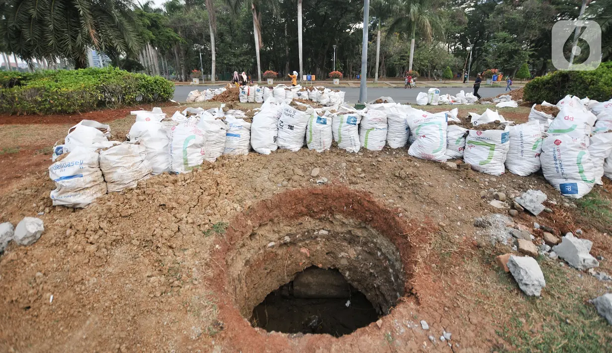 Salah satu sumur resapan yang dibuat di kawasan Monas, Jakarta, Kamis (21/11/2019). Sudin Perindustrian dan Energi Kota Administrasi Jakpus membuat sekitar 70 titik sumur resapan di taman kawasan Monas guna meminimalisir genangan sekaligus menampung air saat hujan. (merdeka.com/Iqbal Nugroho)