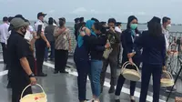 Keluarga korban pesawat jatuh Sriwijaya Air SJ melakukan tabur bunga dari atas Kapal KRI Semarang, di Kepulauan Seribu, Jumat (22/1/2021).(Liputan6.com/ Muhammad Radityo Priyasmoro)