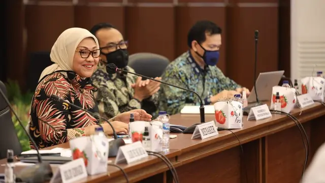 Menteri Ketenagakerjaan Ida Fauziyah mengatakan tim tripartit yang terdiri dari pengusaha, pekerja/buruh dan Pemerintah telah selesaikan pembahasan Rancangan Undang-undang Cipta kerja. (Dok Kemnaker)