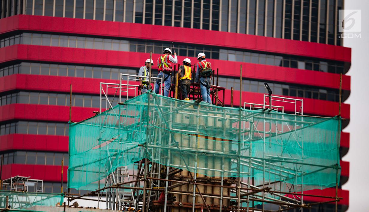 Pekerja melakukan pembangunan proyek LRT Kuningan di Jakarta, Sabtu (1/12). Badan Pusat Statistik mencatat sebanyak 70,49 juta orang (56,84 persen) bekerja pada kegiatan informal selama setahun terakhir. (Liputan6.com/Faizal Fanani)