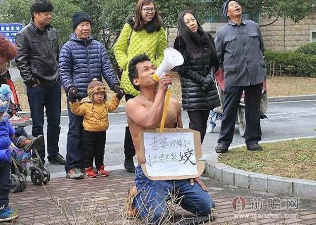 Pria ini berjanji akan terus berlutut di depan apartemen sampai sang istri memaafkannya | Photo: Copyright shanghaiist.com