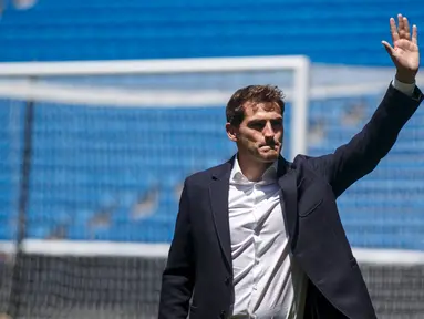 Iker Casillas melambaikan tangan kepada para suporter Real Madrid di Stadion Santiago Bernabeu, Spanyol, Senin (13/7/2015). Real Madrid akhirnya menggelar seremoni kepergian pemain berjuluk Saint Iker itu. (REUTERS/Andrea Comas)