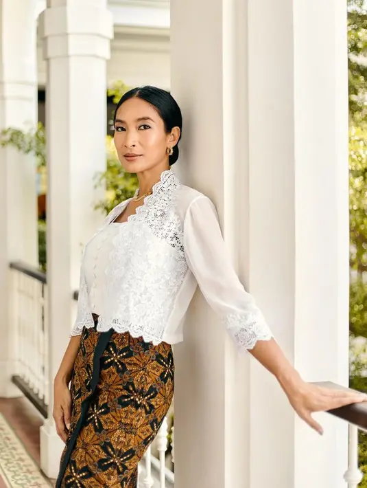 Bergaya modern dengan kebaya kutubaru cropped top dan kain batik. [Foto: @happysalma]