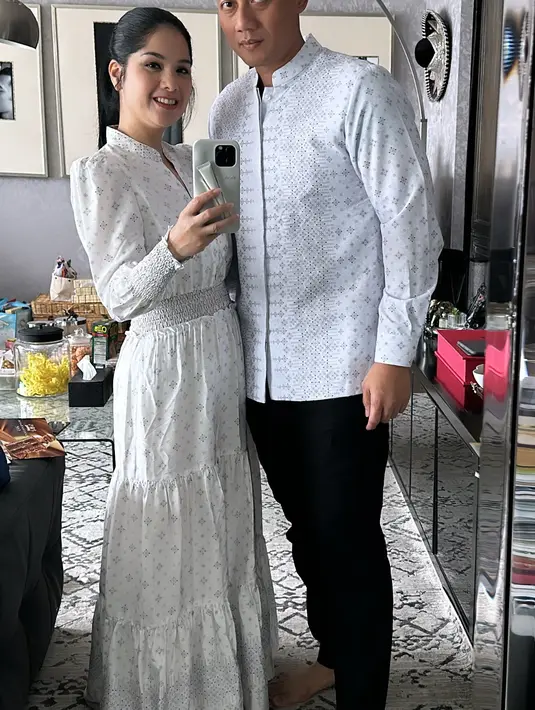 Annisa Pohan dan AHY tampil serasi dengan baju couple bernuansa putih. Annisa Pohan kenakan tiered dress print. Sedangkan AHY terlihat gagah dengan baju koko bermotif serupa dan celana hitam. [@annisayudhoyono]