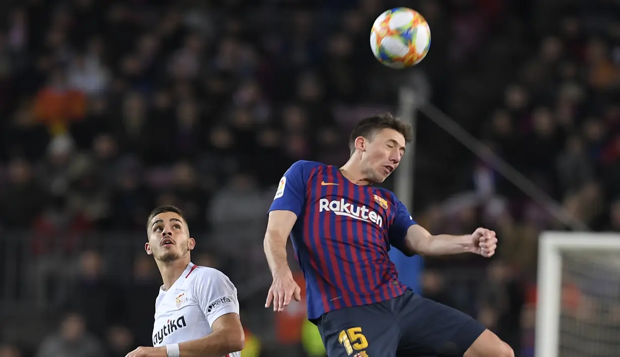 Aksi pemain Barcelona, Clement Lenglet pada leg kedua Copa Del Rey yang berlangsung di stadion Nou Camp, Barcelona, Kamis (31/1). Barcelona menang 6-1 atas Sevilla. (AFP/Luis Gene)