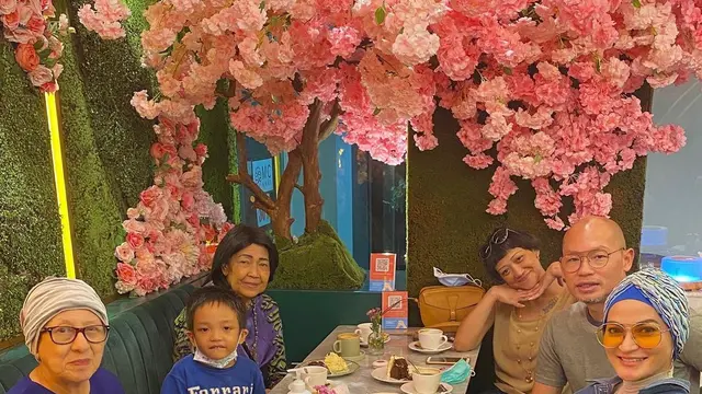 6 Potret Kenangan Mendiang Rima Melati Bareng Keluarga, Penuh Kehangatan