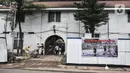 Aktivitas pekerja menyelesaikan proyek revitalisasi fasilitas pejalan kaki atau pedestrian kawasan Kota Tua, Jakarta, Minggu (27/3/2022). Jalur pedestrian itu akan diubah menjadi plaza pedestrian yang lebar sebagai bagian dari penataan kawasan Kota Tua yang rendah emisi (merdeka.com/Iqbal S Nugroho)