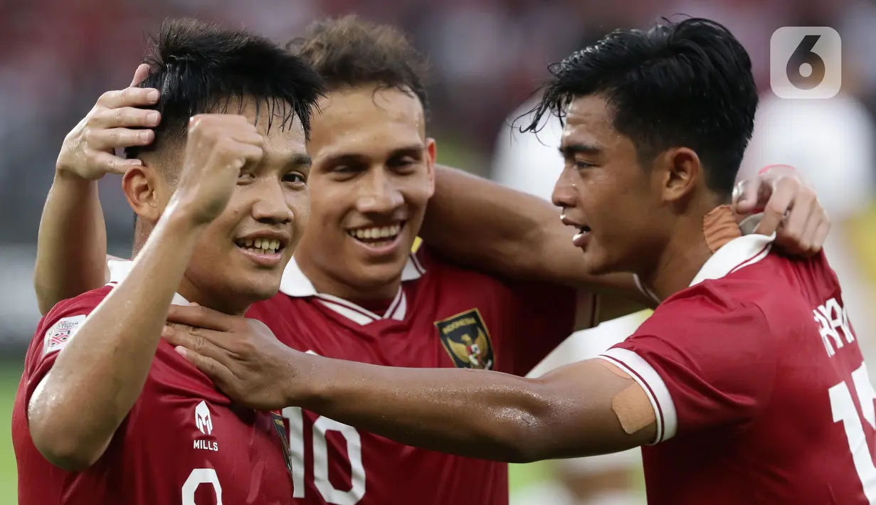 Gelandang Timnas Indonesia, Witan Sulaeman (kiri) merayakan golnya ke gawang Kamboja pada kualifikasi Grup A Piala AFF 2022 di Stadion Utama Gelora Bung Karno, Jakarta, Jumat (23/12/2022). Witan jadi nama terakhir yang didaftarkan Persija untuk mengarungi ketatnya persaingan putaran kedua Liga 1 2022/2023. (Liputan6.com/Helmi Fitriansyah)