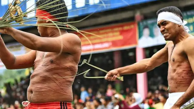 Keberagaman tradisi dalam menyambut Lebaran yang dilakukan oleh penduduk Indonesia dari berbagai daerah.
