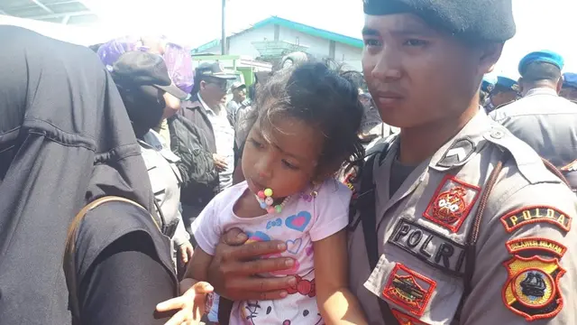 Salah seorang bocah korban gempa Palu yang berhasil dievakuasi dari lokasi gempa di Palu (Liputan6.com/ Eka Hakim)