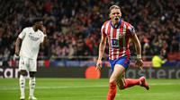 Pemain Atletico Madrid, Conor Gallagher, merayakan gol yang dicetaknya ke gawang Real Madrid pada leg kedua babak 16 besar Liga Champions 2024/2025 di Estadio Wanda Metropolitano, Kamis (13/3/2025). (JAVIER SORIANO / AFP)