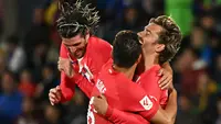 Penyerang Atletico Madrid, Antoine Griezmann (kanan) merayakan gol kedua timnya saat pertandingan sepak bola Liga Spanyol melawan Getafe CF di stadion Coliseum Alfonso Perez, Getafe, 15 Mei 2024. (JAVIER SORIANO/AFP)