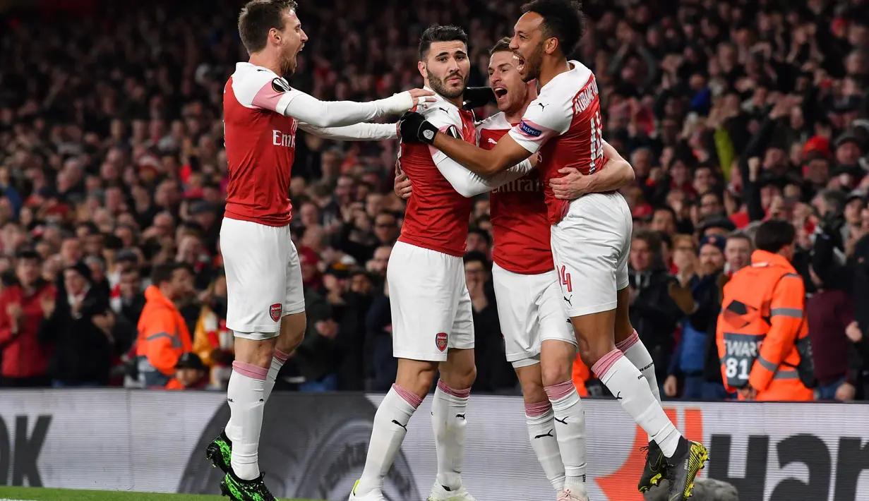 Perayaan gol pemain Arsenal yang dicetak Ramsey pada leg 1, babak perempat final Liga Europa yang berlangsung di Stadion Emirates, London, Jumat (12/4). Arsenal menang 2-0 atas Napoli. (AFP/Ben Stansall)