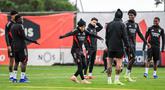 Penyerang SL Benfica asal Argentina, Gianluca Prestianni (tengah) saat mengikuti sesi latihan menjelang leg pertama play-off Liga Champions 2025/2026 melawan Real Madrid di Kampus Benfica, Seixal, pinggiran Lisbon, Portugal, pada Senin 16 Februari 2026. SL Benfica bakal menjamu Real Madrid pada leg pertama play-off babak gugur Liga Champions 2025/2026 di Estadio da Luz, Lisbon, Portugal, pada Rabu (18/2/2026) dini hari pukul 03.00 WIB. (PATRICIA DE MELO MOREIRA/AFP)