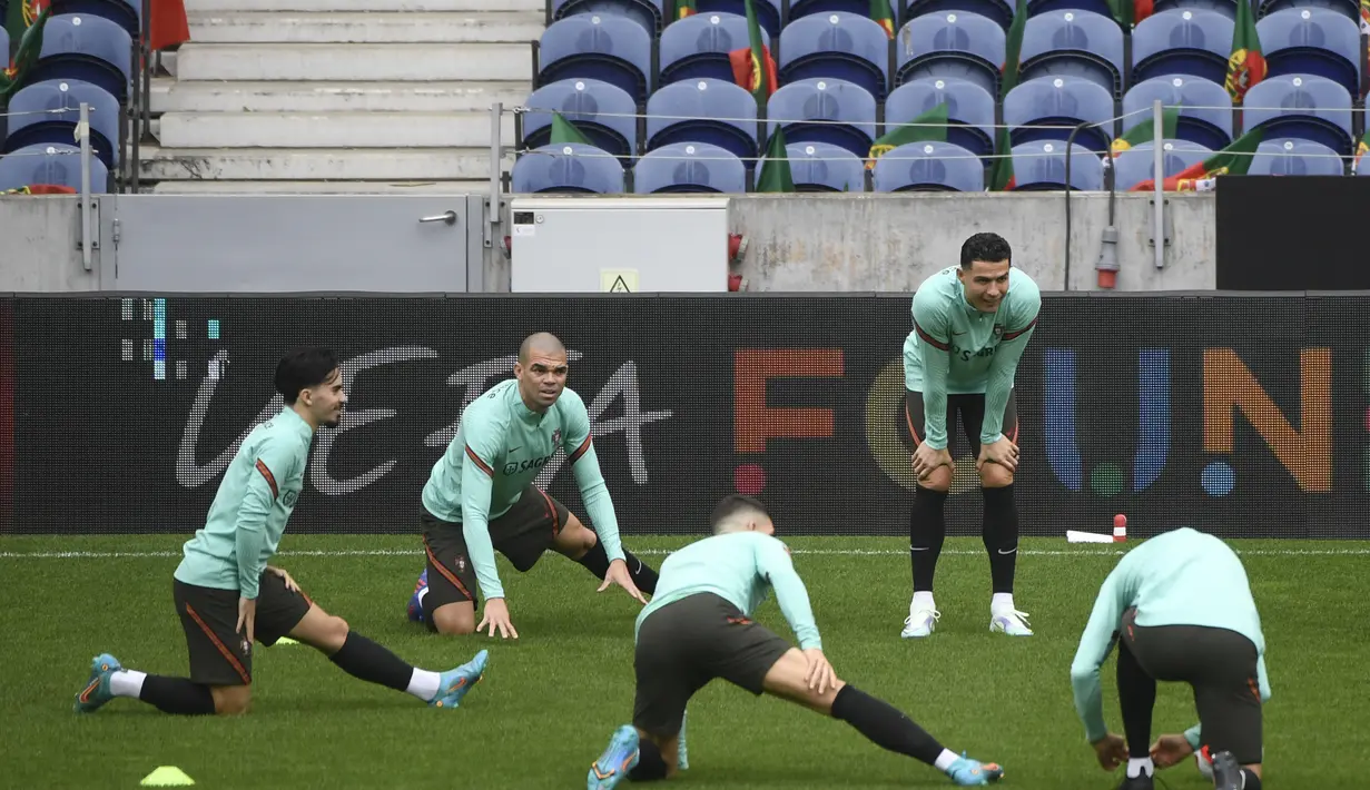 melakukan pemanasan saat mengikuti sesi latihan di stadion Dragao di Porto (28/3/2022). Portugal akan menghadapi Makedonia Utara di final Play-off Jalur C Kualifikasi Piala Dunia 2022 zona Eropa. (AFP/Miguel Riopa)
